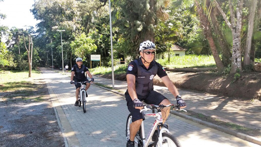 Policiais militares fazem ronda com bicicletas em Pindamonhangaba; parceria amplia sistema de prevenção à criminalidade no município (Foto: Divulgação)