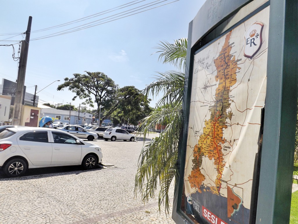Placa da Estrada Real em Lorena; proposta quer ampliar circuito (Foto: Lucas Barbosa)