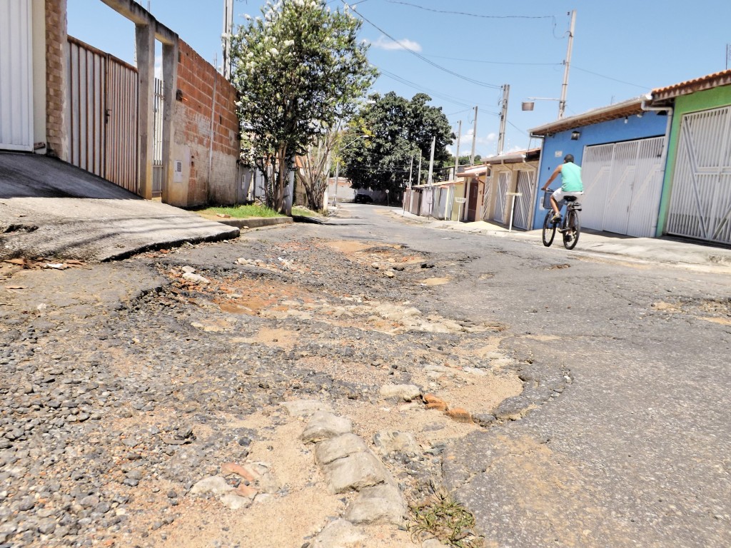 Pavimentação irregular é um dos principais problemas apontados por moradores de bairro em Cachoeira (Foto: Lucas Barbosa)