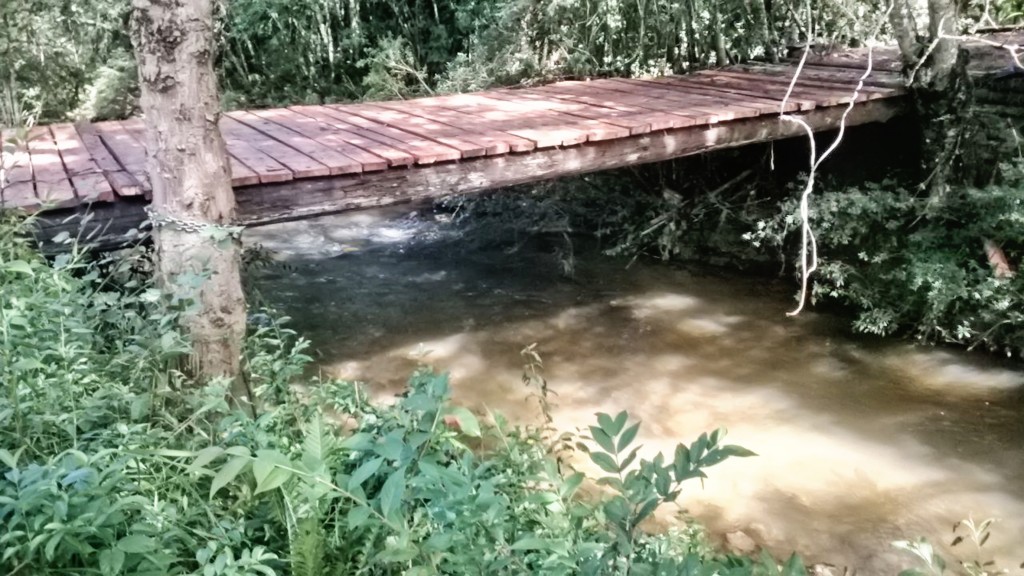Ponte que passa sobre rio, que corta zona rural de Silveiras; cidade amplia ação para atender bairros (Foto: Divulgação)