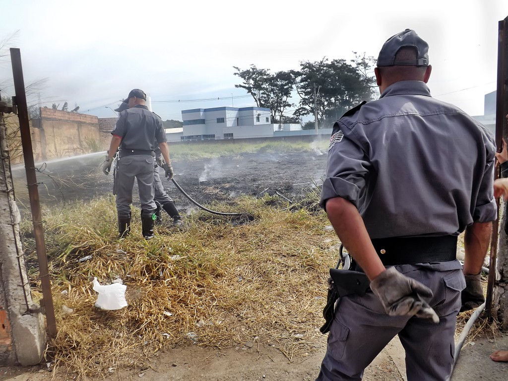 Bombeiros de Lorena, durante atendimento à ocorrência em terreno no Vila Hepacaré; STF derruba taxa (Foto: Arquivos Atos)