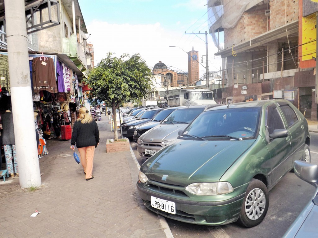 Carros estacionados no centro de Aparecida; cidade quer retomar Zona Azul no 2º semestre (Foto: Arquivo Atos)