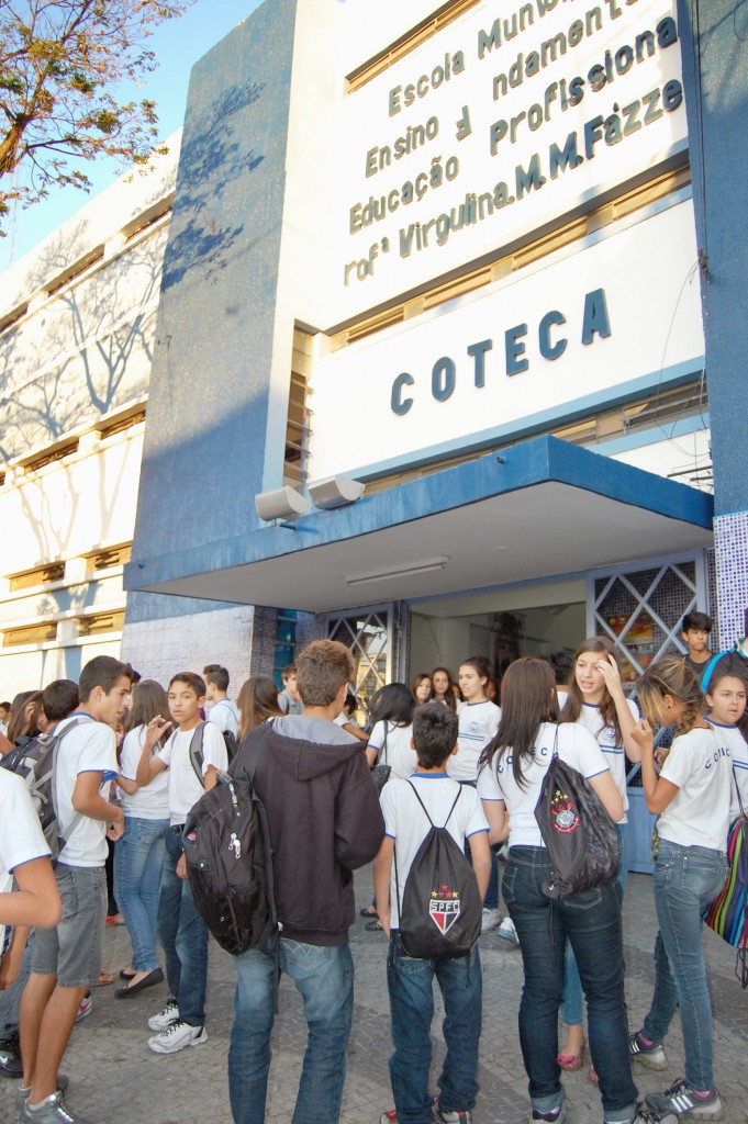 Alunos na saída de escola municipal, em Aparecida; cidade projeta entrega de uniformes para 2017 (Foto: Arquivo Atos)