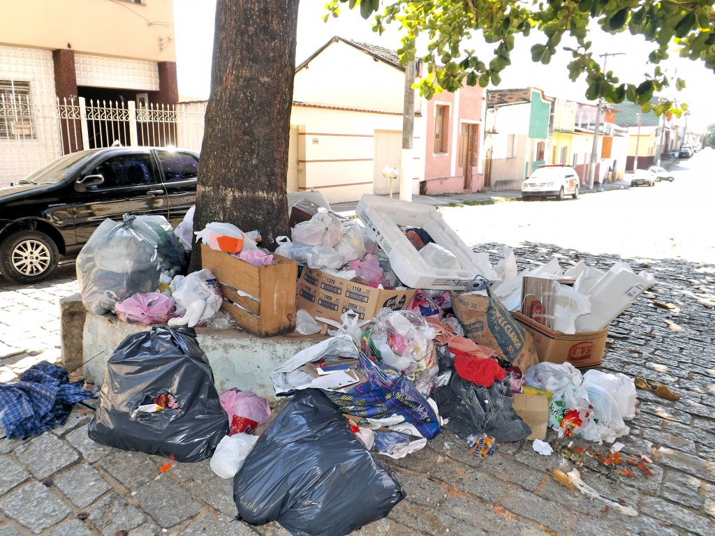 Lixo acumulado por moradores aguarda coleta em rua do Centro (Foto: Arquivo Atos)