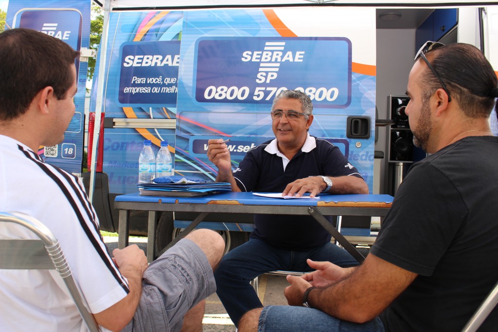 Funcionário do Sebrae-SP atende a microempresários; serviço segue até sexta-feira (Foto: Arquivo Atos)