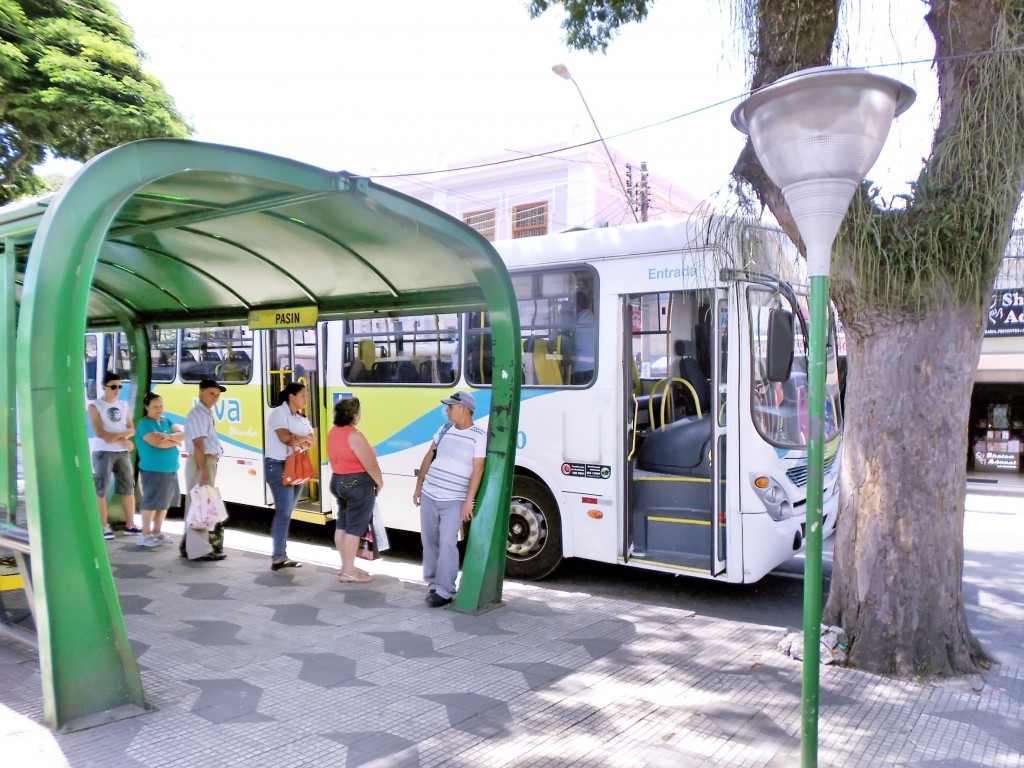 Ônibus da empresa Viva Pinda em ponto de embarque no Centro; aumento de tarifa gerou discórdia entre usuários do transporte público (Foto: Arquivo Atos)