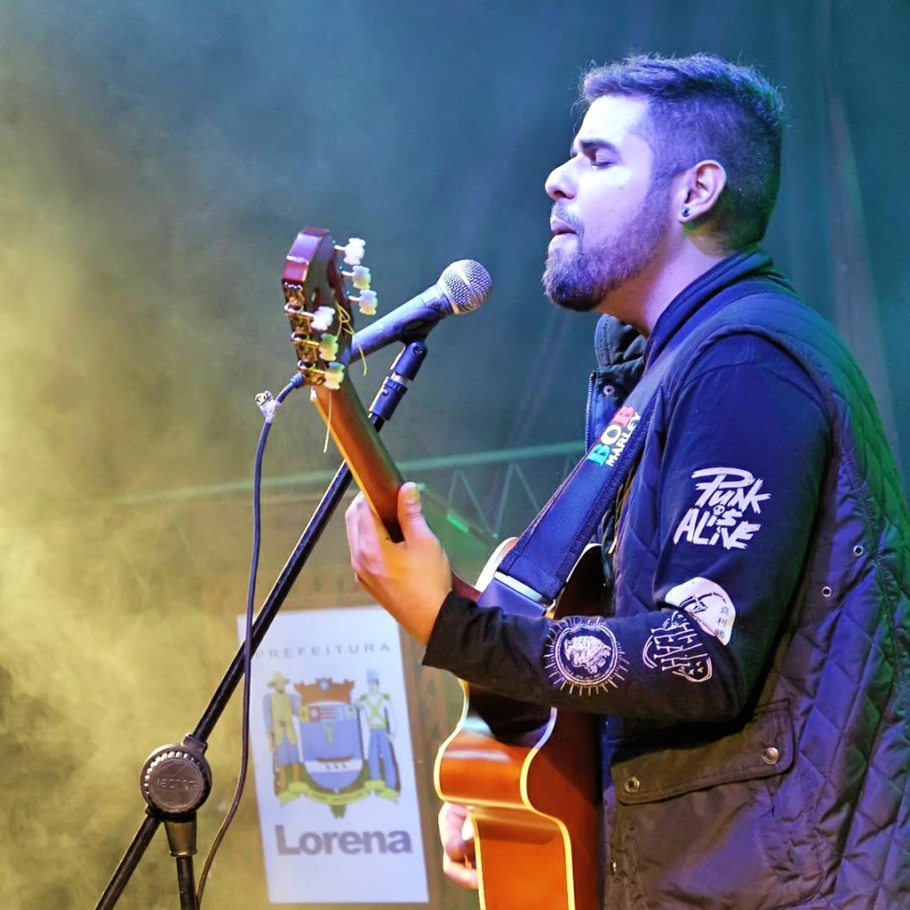 O jovem cantor e compositor Fábio Giffoni, que fechou parceria para apresentações gratuitas em Lorena (Foto: Divulgação)