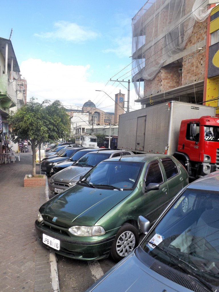 Carros estacionados no Centro de Aparecida; cidade tenta retomar zona azul, no segundo semestre (Foto: Arquivo Atos)