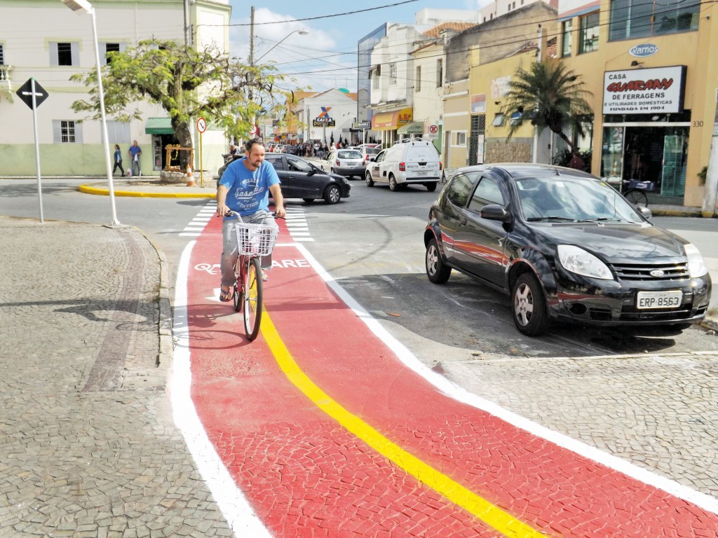 Ciclista trafega pela ciclofaixa implantada entre as ruas Major Oliveira Borges e Marechal Teixeira Lott (Foto: Francisco Assis)