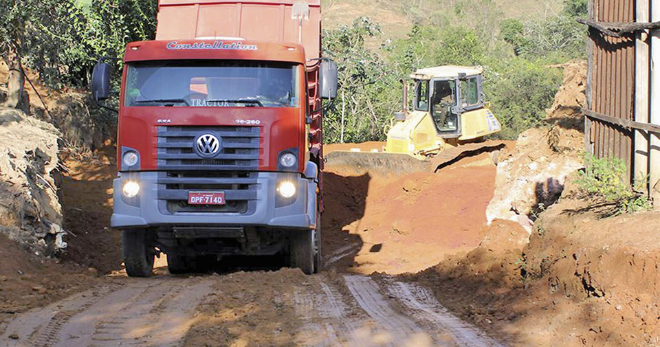 Caminhão da Prefeitura de Cruzeiro durante trabalho para recuperar áreas de risco no bairro do Itagaçaba (Foto: Reprodução)