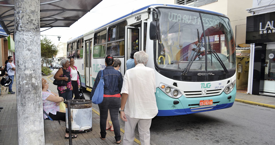 Passageiros embarcam em ônibus do TUG; serviço enfrenta dificuldades no processo de licitação (Foto: Arquivo Atos)
