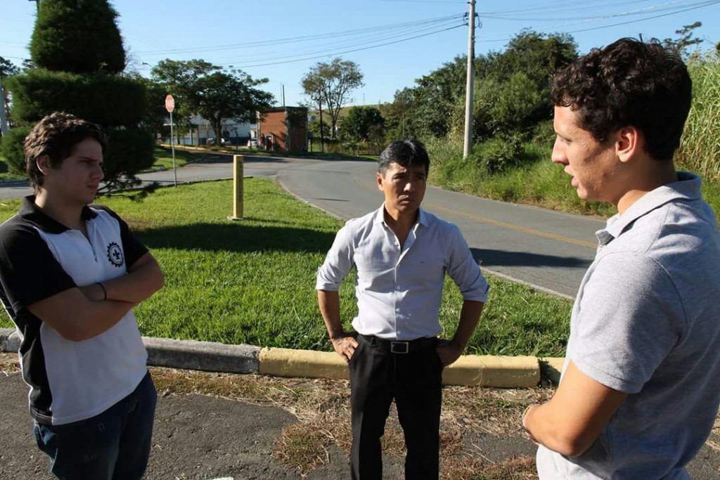O deputado Hélio Nishimoto (centro) conversa com universitários sobre pedido de implantação de ciclovia (Foto: Divulgação)