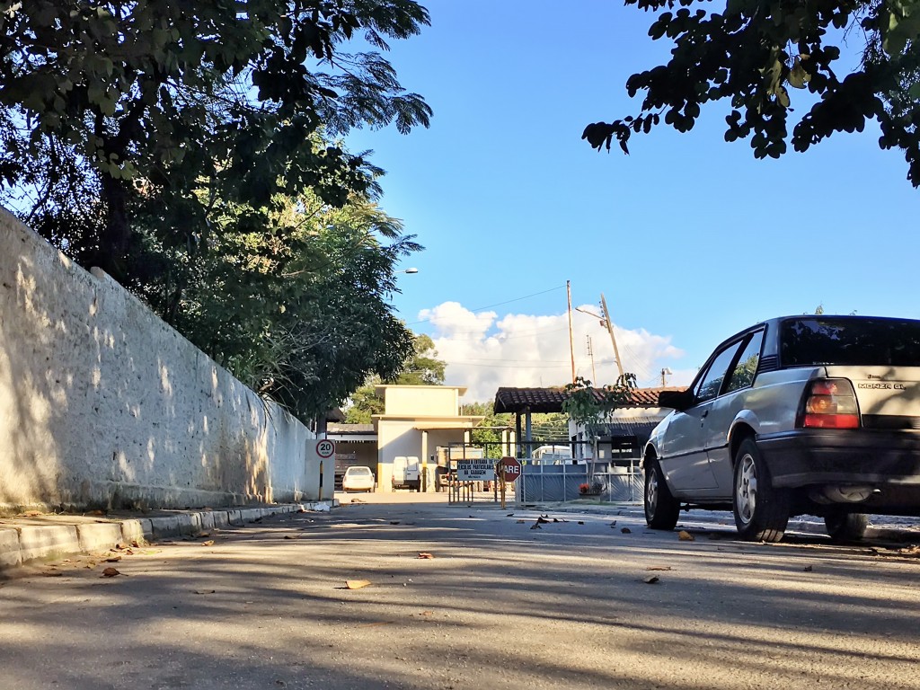 A entrada da Garagem Municipal de Cachoeira Paulista, onde, de acordo com acusação, teriam acontecido casos de assédio à funcionária (Jéssica Dias)