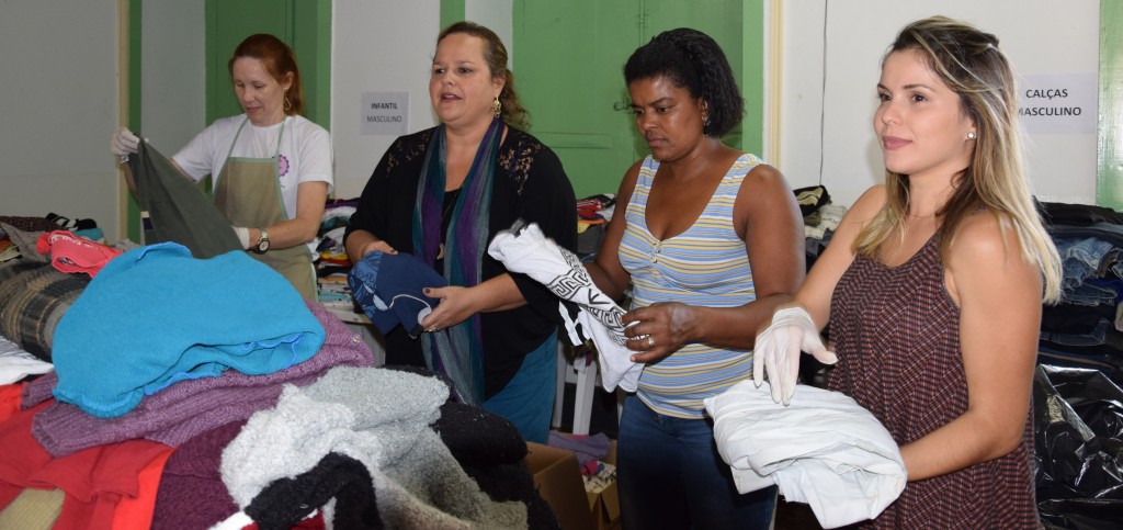 A vice-prefeita Marietta Bartelega (centro) trabalha ao lado de voluntárias para organizar material arrecadado durante Campanha do Agasalho (Foto: Lucas Barbosa)