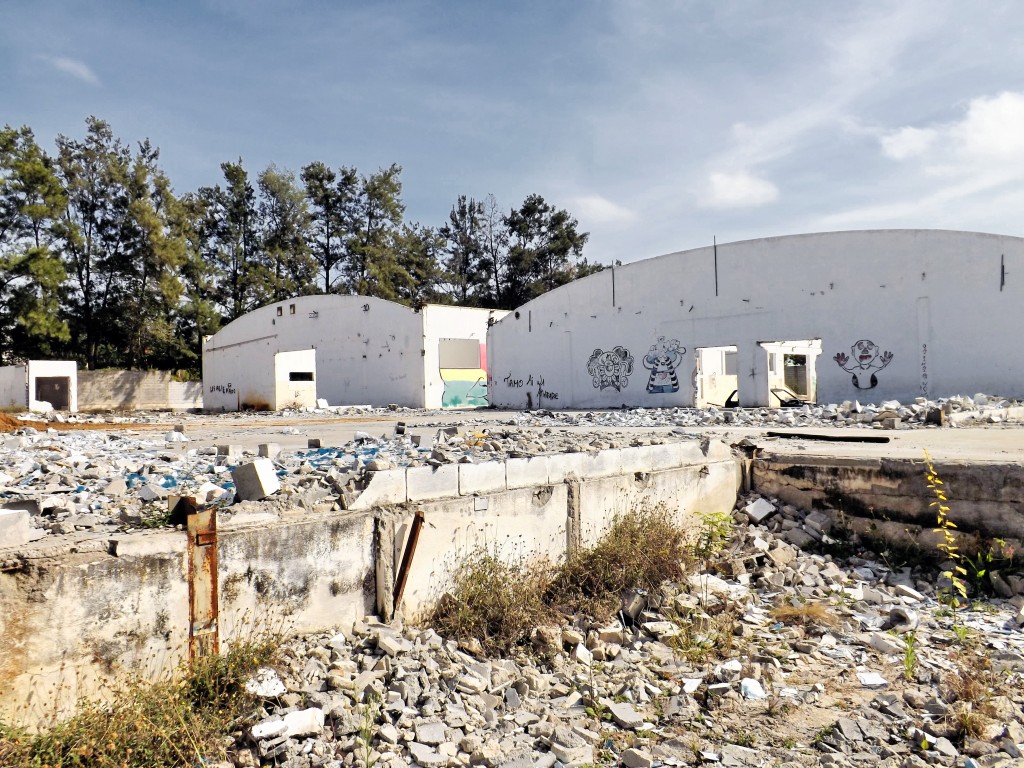 Restos do prédio que recebia a fábrica Dental Prev, fechada após falência, declarada em 2016; local virou acolhida para dependentes químicos (Foto: Lucas Barbosa)