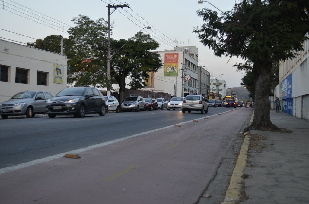 Ciclovia na avenida João Pessoa;  trecho foi alvo de polêmica devido a parada de ônibus de turistas próximo a Gruta N.S. de Lourdes (Foto: Leandro Oliveira)