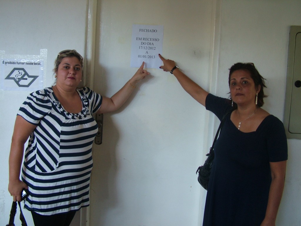 Durante protesto, professoras encontraram portas fechadas; promessas da gestão passada não haviam sido cumpridas (Foto: Arquivo Atos)