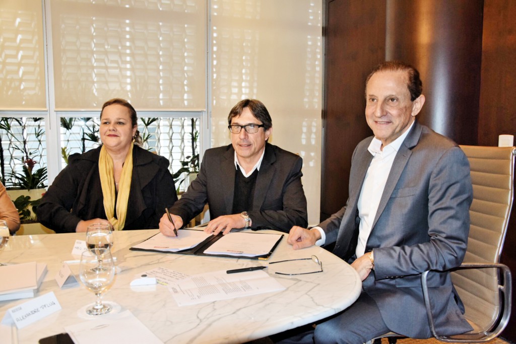 Na ordem: a vice-prefeita Marietta Bartelega, o prefeito Fábio Marcondes e o presidente da Fiesp, Paulo Skaf, durante assinatura de convênios (Foto: Divulgação PML)
