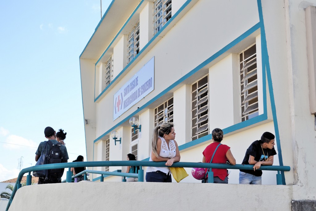 Pacientes aguardam atendimento em frente a Santa Casa de Cruzeiro; entidade nega limitação de exames (Foto: Arquivo Atos)