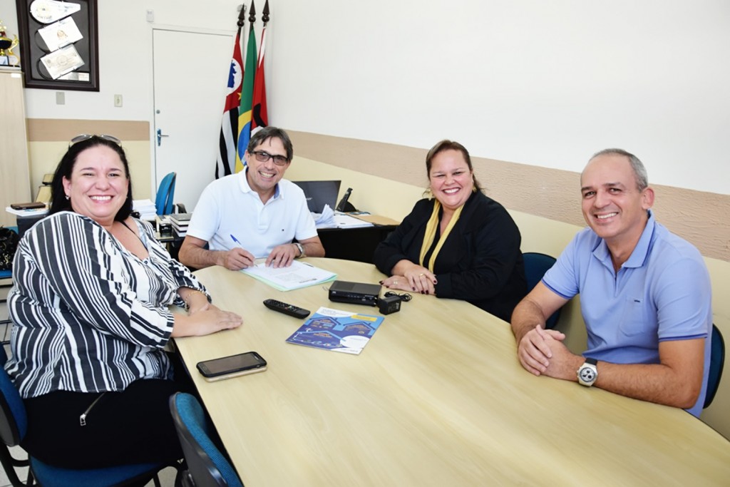 Acompanhado da equipe de governo, o prefeito Fábio Marcondes assina convênio com o Seja Digital (Foto: Divulgação)