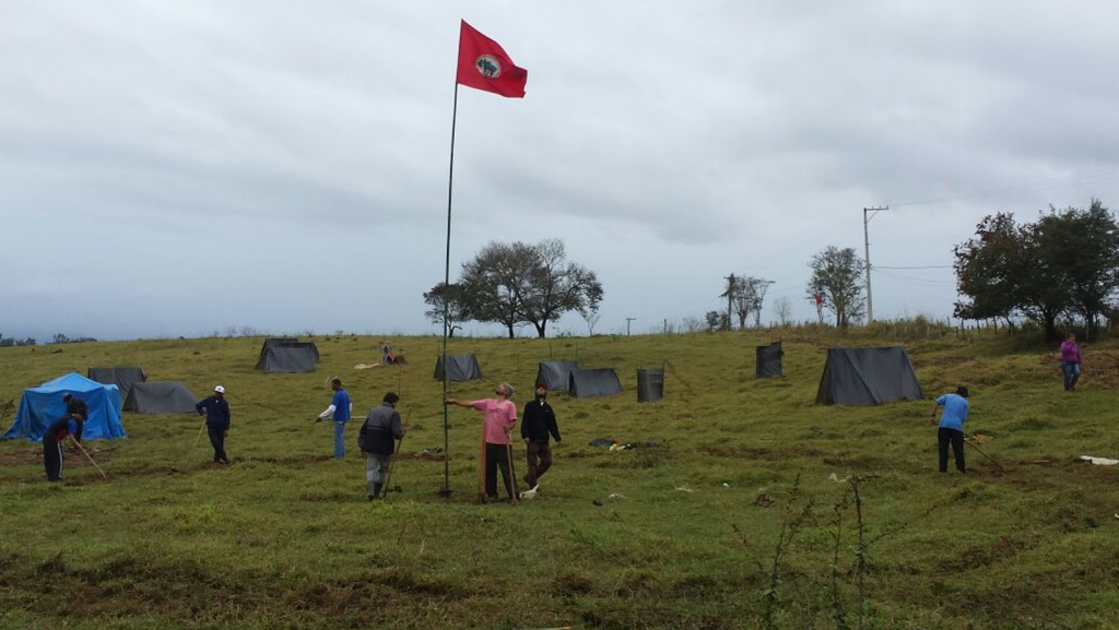 Trabalhadores sem-terra em acampamento às margens da Via Dutra; grupo quer uso de área da Apta (Foto: Reprodução MST)