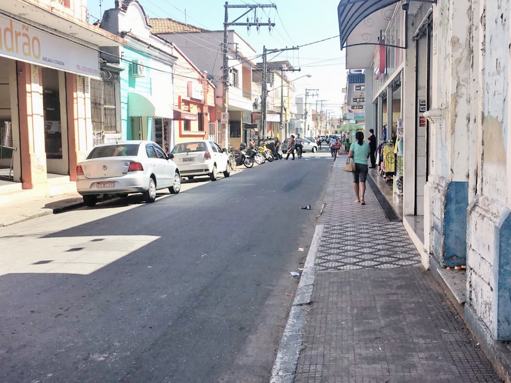 Avenida comercial de Cachoeira, que chegou a debater uso facultativo do Dia da Consciência Negra (Foto: Jéssica Dias)