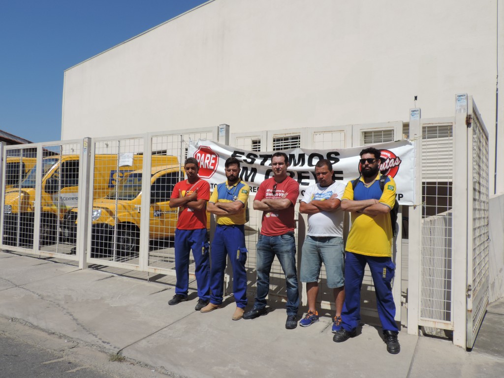 Funcionários cruzam os braços em protesto na manhã desta quarta-feira em Lorena (Foto: Lucas Barbosa)
