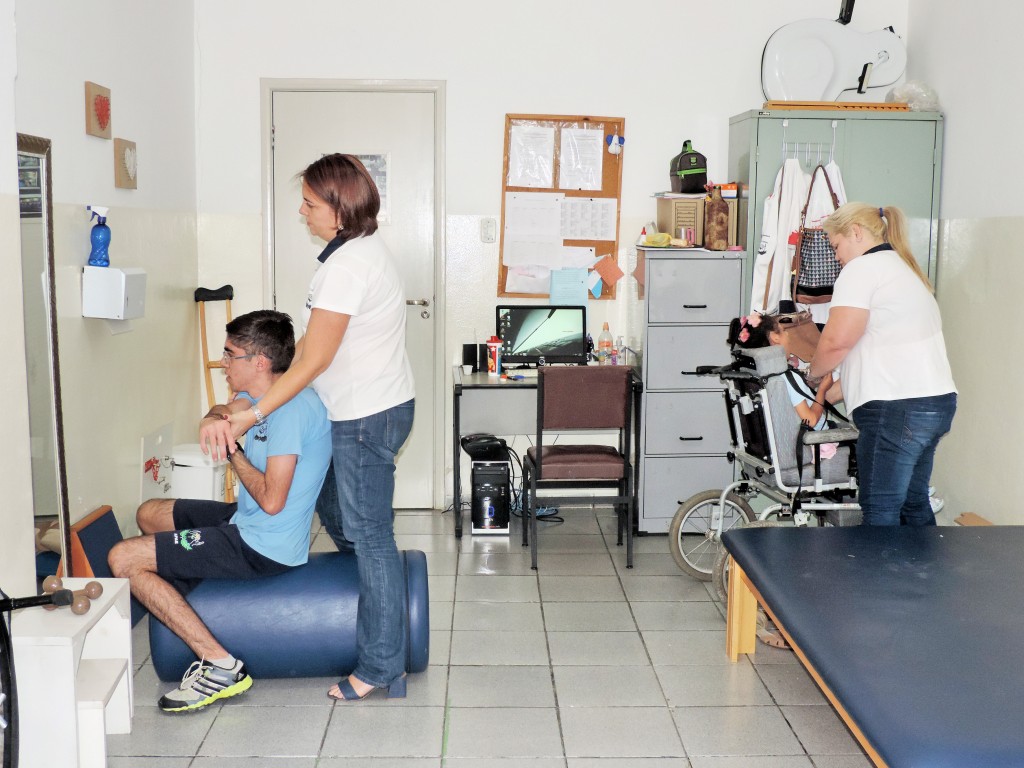 Equipe de fisioterapia durante atendimento a jovens assistidos pela Apae; entidade aguarda sanção (Foto: Rafaela Lourenço)
