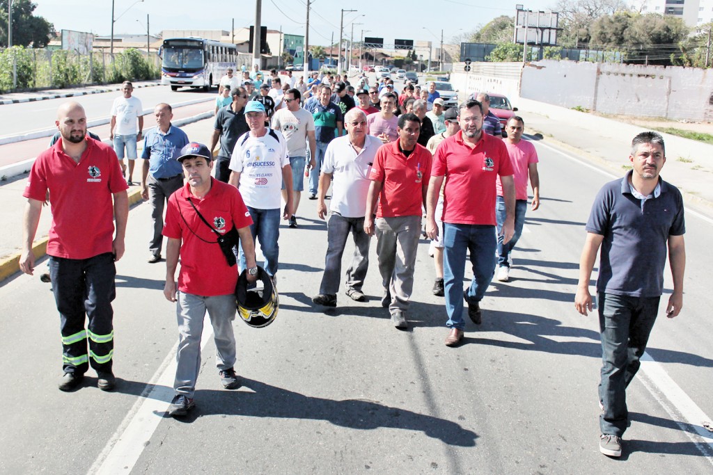 Funcionários da Nobrecel durante protesto pelas ruas de Pinda contra pagamento das rescisões trabalhistas, atrasadas há quase quatro anos (Foto: Divulgação)