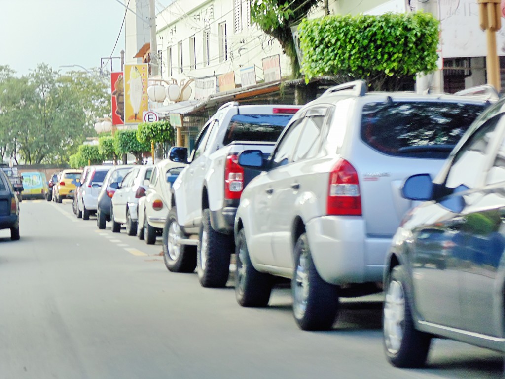 Carros estacionados em avenida no Centro de Aparecida; implantação de Zona Azul foi paralisada após denúncia de falha na divulgação (Foto: Arquivo Atos)
