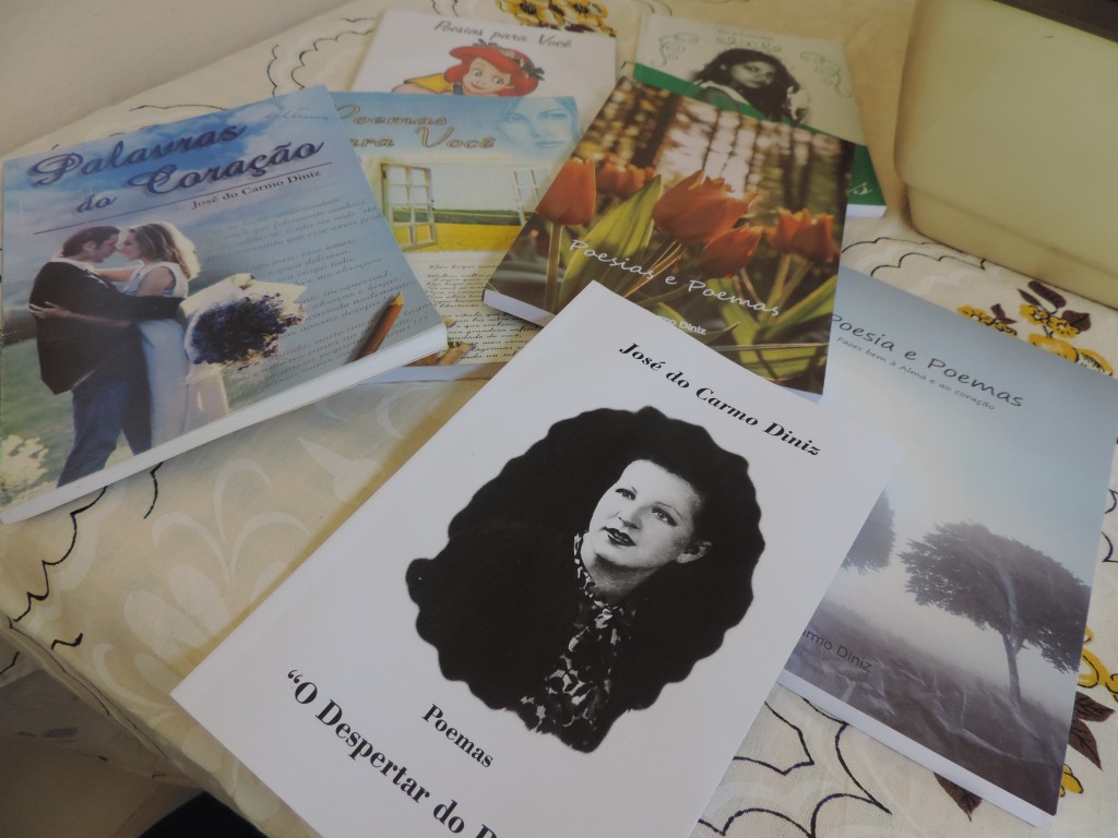 Algumas das obras que fazem parte do arquivo pessoal do escritor Capitão Diniz (Foto: Foto Leilah Diniz)