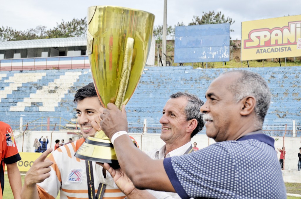 Dado de Oliveira (centro) comemora com a comissão técnica do Manthiqueira a histórica vitória que garantiu a primeira taça do clube (Foto: Leandro Oliveira)