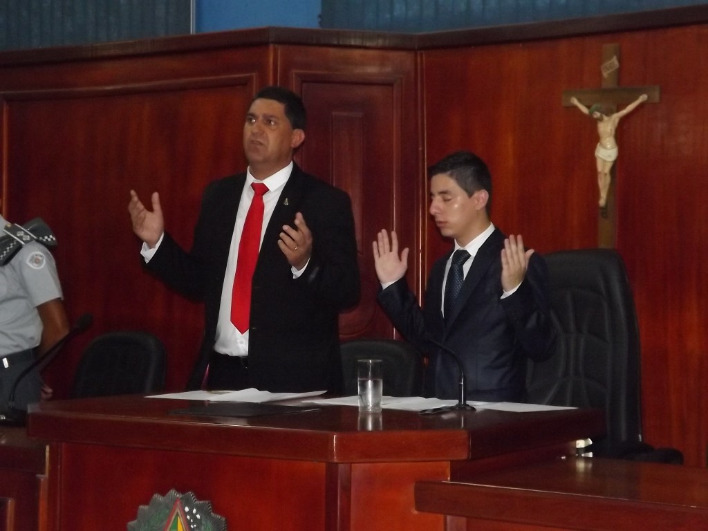 O presidente da Câmara, Breno Anaya e o prefeito Edson Mota, que prometem retirar projeto de autarquia após acordo com a Sabesp (Foto: Arquivo Atos)