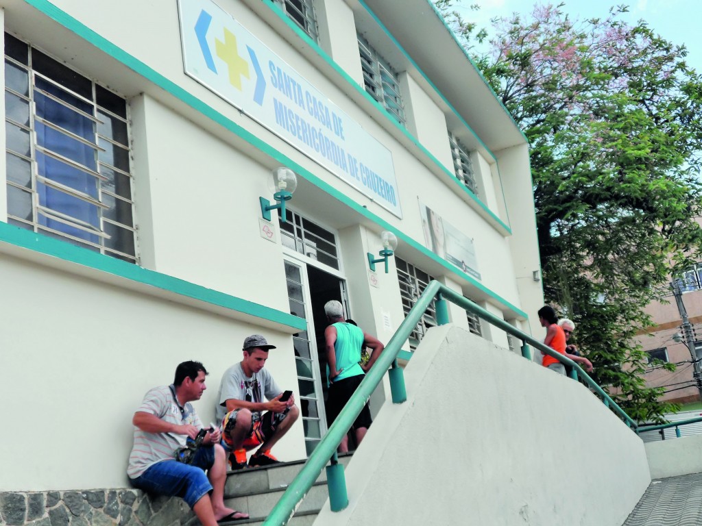 Pacientes esperam por atendimento na Santa Casa em Cruzeiro (Foto: Arquivo Atos)