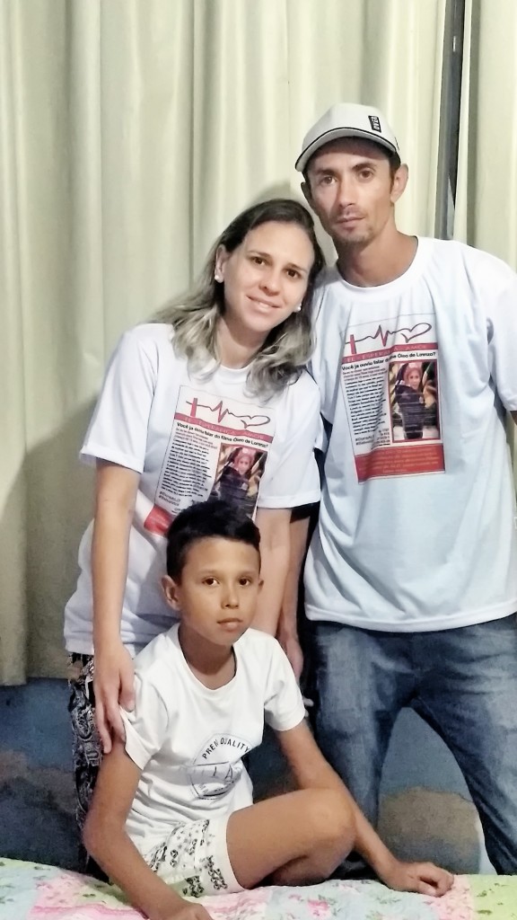 O pequeno Vinícius com os pais; família pede apoio para tratamento (Foto: Colaboração)