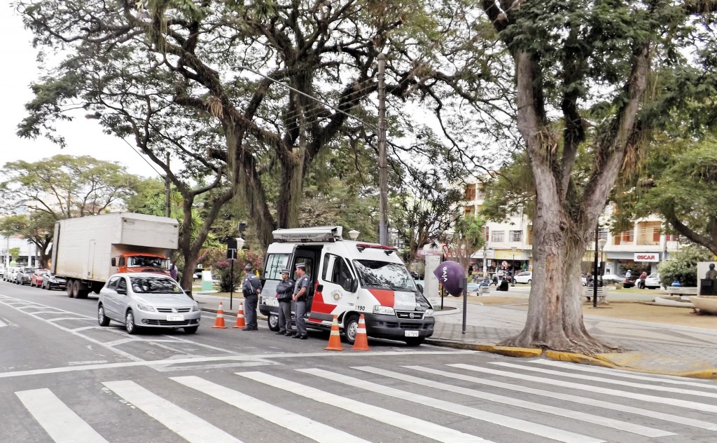 Policiais militares fazem ronda em praça na região central de Pinda; cidade projeta sistema com guardas (Foto: Divulgação) 