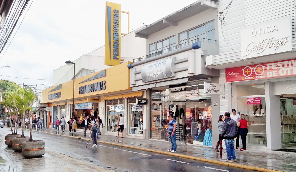 Centro comercial de Pindamonhangaba; cidade terá elevação na alíquota do impacto para empresas (Foto: Arquivo Atos)