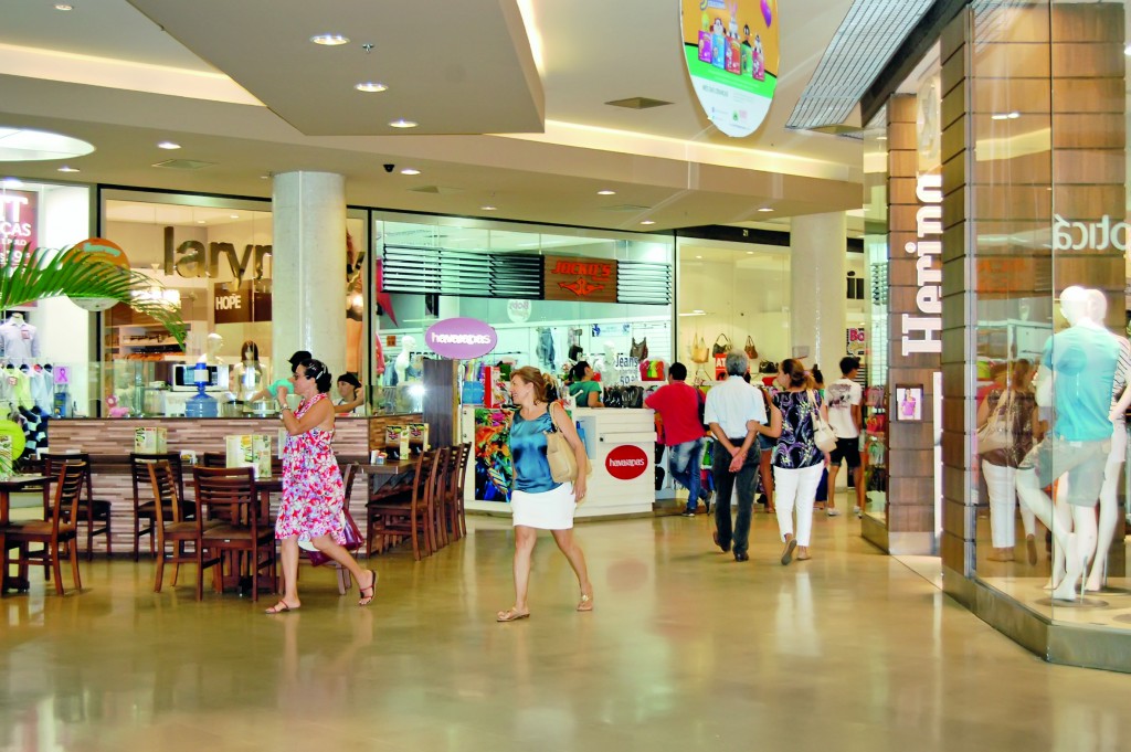 Movimentação em shopping da região; comércio deve contratar 1,6 mil empregados temporários (Foto: Arquivo Atos)