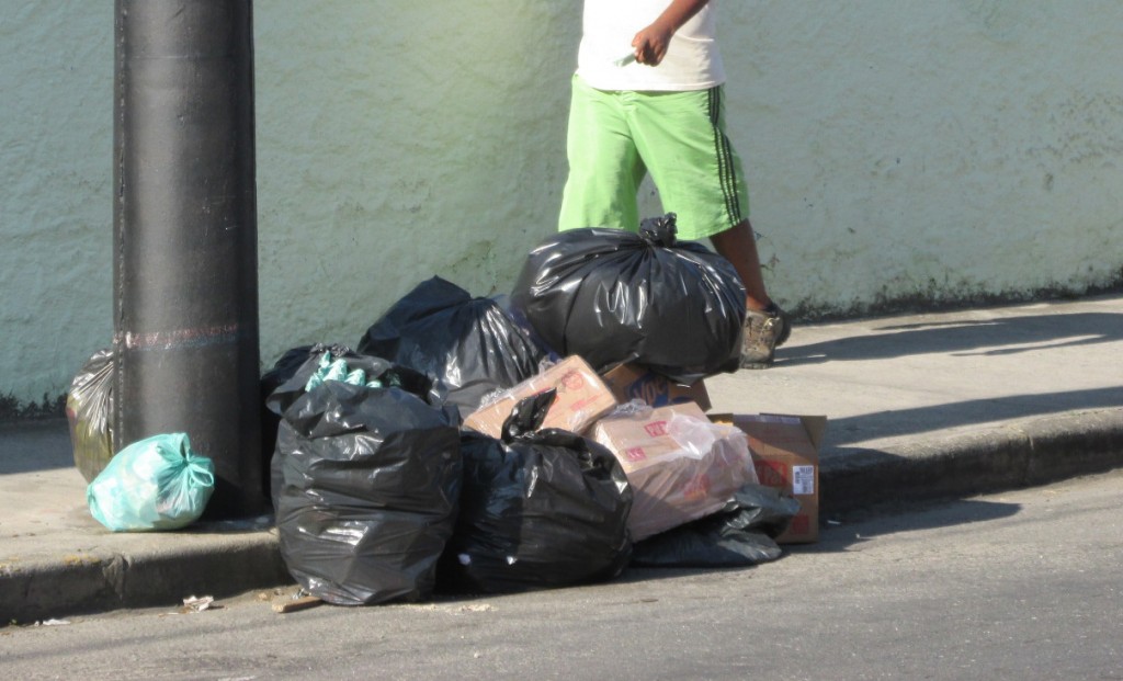 Lixo em calçada de Pindamonhangaba aguarda oleta; Prefeitura tenta implantar taxa, mas críticas barraram o projeto (Foto: Arquivo Atos)