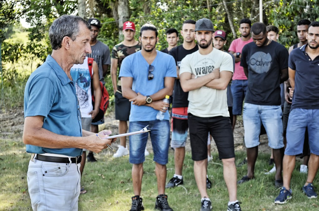 Dado Oliveira fala ao elenco durante a pré-temporada no início do ano; Manthiqueira projeta 2018 (Foto: Arquivo Atos)