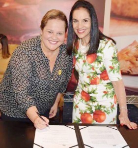 A vice-prefeita Marietta Bartelega, que assinou com a presidente do Fundo Social de Solidariedade do Estado, Lú Alckmin, convênio para cursos profissionalizantes para Lorena 