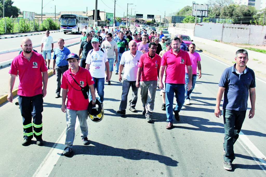 Ex-funcionários da Nobrecel durante um dos vários protestos pelos direitos trabalhistas pela fábrica desativada (Foto: Divulgação)