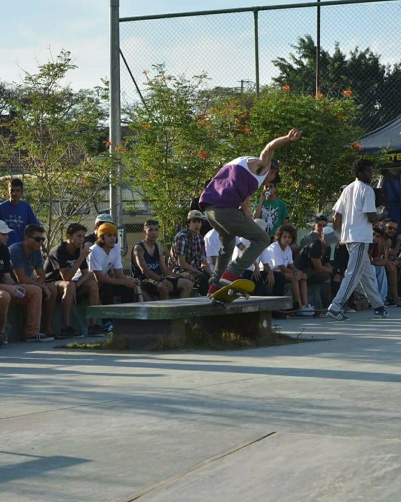O skatista José Luis Eduardo faz manobra em Pinda; cidade aprova projeto para adoção de pistas públicas (Reprodução)
