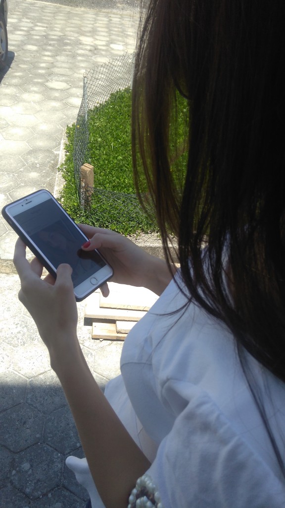Jovem usa aplicativos em área pública; Pinda abre wi-fi em praças (Foto: Francisco Assis)