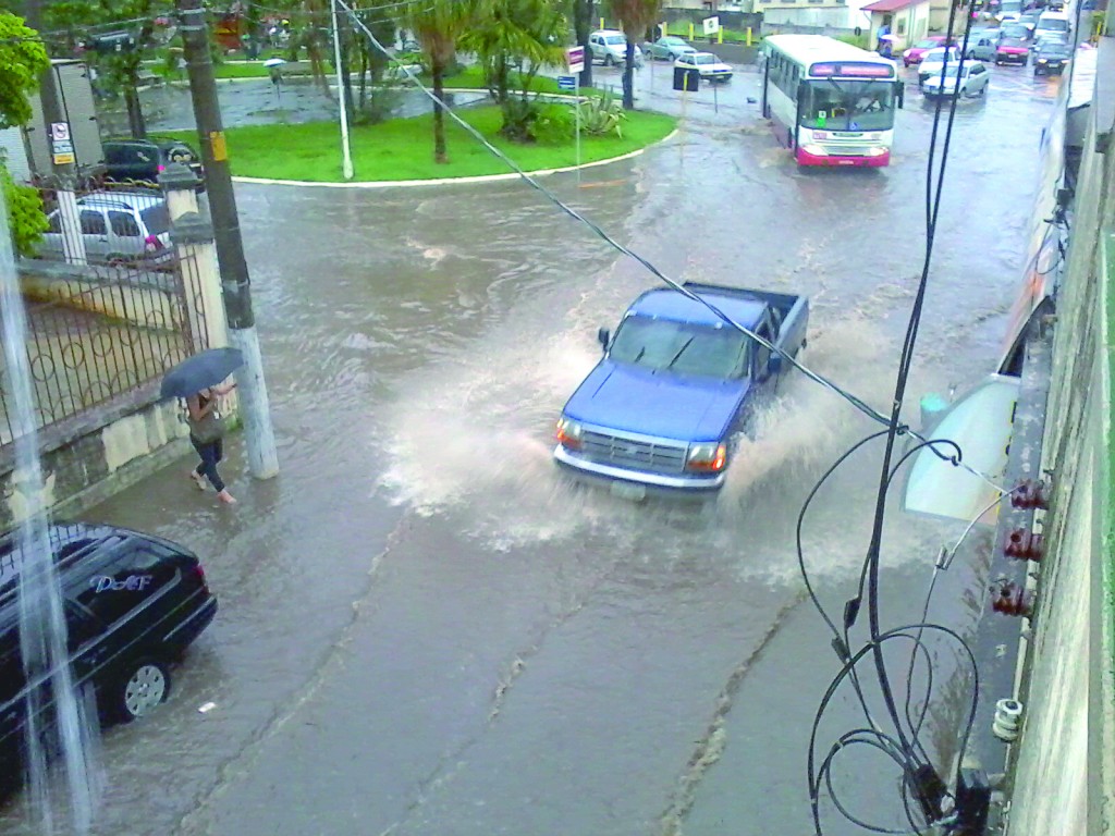 Rua da região central de Lorena, castigada pelas chuvas de verão; cidade tenta evitar novas ocorrências (Foto: Arquivo Atos)