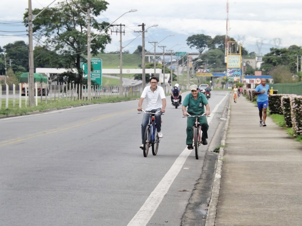 Ciclistas dividem espaço com motoristas na avenida que vai ganhar ciclovia após anúncio de parceria entr Prefeitura e Yakult (Foto: Lucas Barbosa)