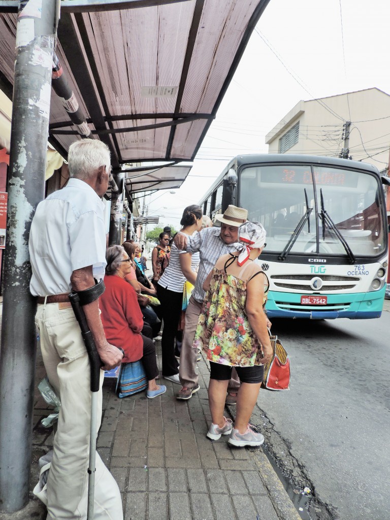 Passageiros do TUG aguardam ônibus da Colônia em ponto no Centro de Guará; licitação gera polêmica (Foto: Francisco Assis)