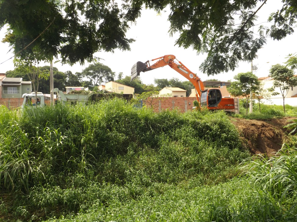 Escavadeira da Prefeitura de Lorena, durante trabalho de desassoreamento no Rio Mandi, no Santa Edwiges (Foto: Lucas Barbosa) 
