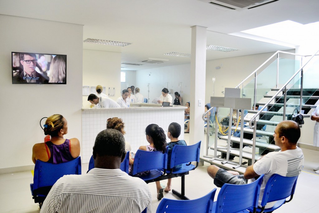 Pacientes aguardam atendimento na área particular do atendimento da Santa Casa de Lorena; verba liberada garante acerto de dívidas (Foto: Arquivo Atos)