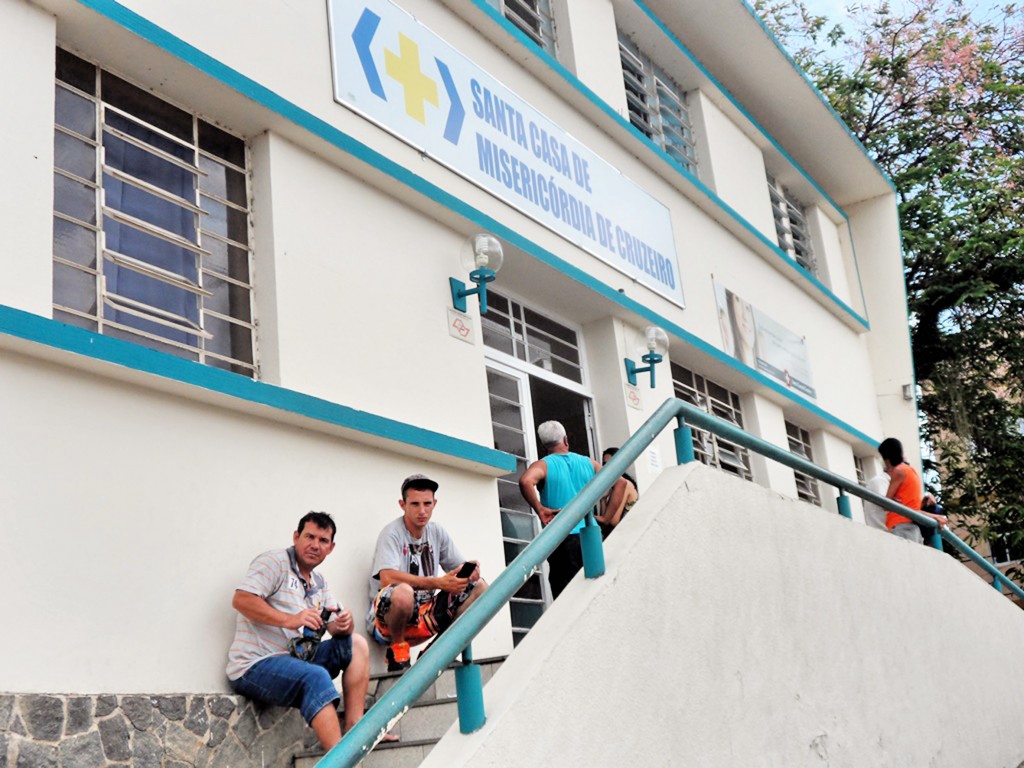 Familiares aguardam por atendimento de pacientes na Santa Casa de Cruzeiro (Foto: Arquivo Atos)